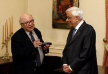 Ο ΚΥΡ πήρε παράσημο από τον Παυλόπουλο και του απάντησε με ένα σκίτσο όλο νόημα …