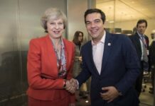 Τα… φιλάκια της Τερέζα Μέι στον Αλέξη Τσίπρα (ΦΩΤΟ)