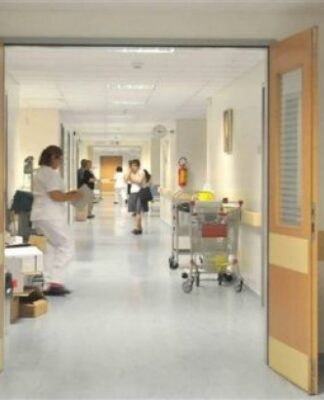 Γιατρός έκανε μαλάξεις για κρυολόγημα στο στήθος νεαρής, έβαλε το χέρι στο παντελόνι και…!