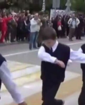 Μαθητής του δημοτικού πέρασε από τους επισήμους και έκανε… DAB! (ΒΙΝΤΕΟ)