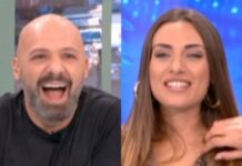Άναυδος ο Μουτσινάς! Η Τζώρτζια Παναγή κατέβασε τη μπλούζα της και μας έδειξε το μπούστο της!