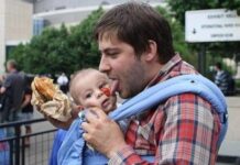 Viral: Τα δέκα ξεκαρδιστικά πράγματα που οι μαμάδες και οι μπαμπάδες κάνουν διαφορετικά (ΦΩΤΟ)