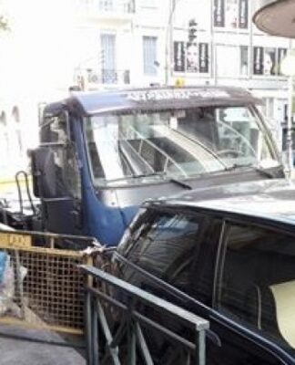 ΕΚΤΑΚΤΟ: Η ΤΡΟΧΑΙΑ σηκώνει σταθμευμένα ΙΧ στην Τσαμαδού!