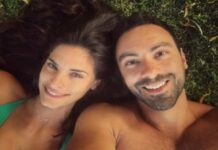 Μας τρέλανε! Δείτε τον Σάκη Τανιμανίδη να δοκιμάζει φορέματα της κοπέλας τους