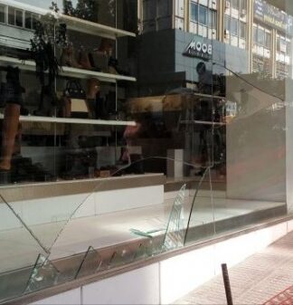 ΣΟΚ σε κατάστημα στο κέντρο του Πειραιά – Έσπασε η τζαμαρία από έργα του ΤΡΑΜ – ΤΡΑΥΜΑΤΙΕΣ! (ΦΩΤΟ)