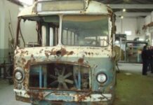 Γιατί ένα λεωφορείο του 1958 κυκλοφορεί ξανά στους δρόμους της Αθήνας;