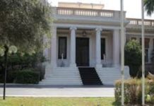 ΤΩΡΑ: Έξω από το Μαξίμου τεχνικοί και δημοσιογράφοι! (Bίντεο)