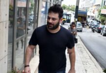 Αδημοσίευτη φωτογραφία! Όταν ο Παντελής Παντελίδης σήκωσε την ελληνική σημαία στην παρέλαση!