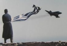 ΡΙΓΗ ΣΥΓΚΙΝΗΣΗΣ: Ο Αγιορείτης μοναχός ευλογεί με τη σημαία του τους Ικάρους (ΒΙΝΤΕΟ)
