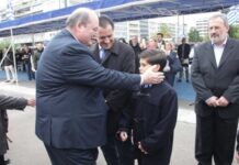 Όταν ο Φίλης συνάντησε τον γιο του Άδωνι στη μαθητική παρέλαση