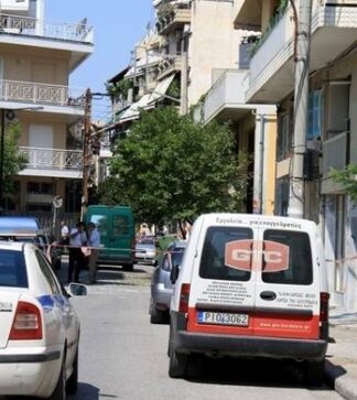 Τραγωδία στη Λάρισα: Mπήκαν στο σπίτι της αστυνομικοί και βούτηξε στο κενό! (ΦΩΤΟ)