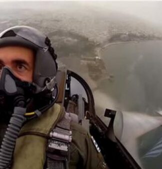 Σωτήρης Στράλης: Αυτός είναι ο πιλότος που συγκίνησε όλη την Ελλάδα (ΒΙΝΤΕΟ)