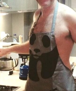 Πρώην Έλληνας βουλευτής ημίγυμνος στην κουζίνα του! (ΦΩΤΟ)