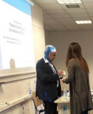 Βόλος: Υποδοχή με … μπογιά του Προέδρου των ΕΛΠΕ Στάθη Τσοτσορό