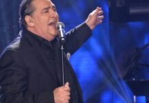 Συγκλονίζει ο Καρράς: Τον απείλησαν με όπλο για να τραγουδήσει!
