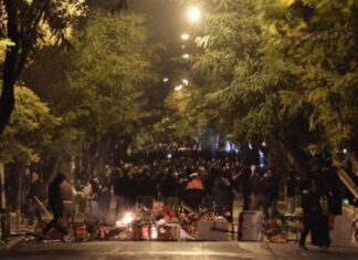 ΦΛΕΓΕΤΑΙ η Αθήνα – Πολύ σοβαρά επεισόδια σε πολλά μέτωπα!