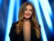 The Voice: Βγήκε στη σκηνή με το ντεκολτέ να φτάνει στον αφαλό!
