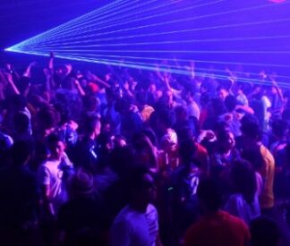 Σκηνές σοκ: 15χρονα χωρίς αισθήσεις έξω από κλαμπ της Κηφισίας (Βίντεο)