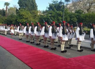 ΕΠΙΣΚΕΨΗ ΟΜΠΑΜΑ: Η υπέροχη προεδρική Φρουρά μας (Βίντεο)