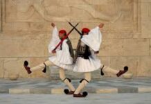 ΔΕΝ ΜΑΣΑΝΕ: Όταν οι Εύζωνες πέρασαν πάνω από τα αυτοκίνητα που τους έκλεισαν τον δρόμο στην Ηρ. Αττικού