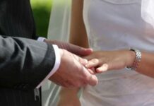 Γιατί φοράμε τη βέρα στον παράμεσο;
