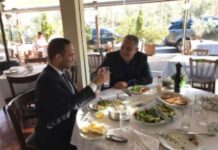 ΜΙΚΡΟΛΙΜΑΝΟ: Στου “Δουράμπεη” George Papadopoulos και Πάνος Καμμένος!