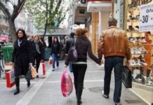 Εορταστικό ωράριο: Τι ώρα κλείνουν σήμερα Κυριακή τα εμπορικά καταστήματα