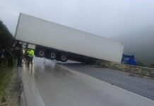 Δίπλωσε νταλίκα στην Eθνική Οδό! (ΦΩΤΟ)
