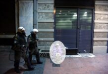 Απίστευτη εικόνα: Δεν φαντάζεστε τι στέκεται δίπλα στα ΜΑΤ!