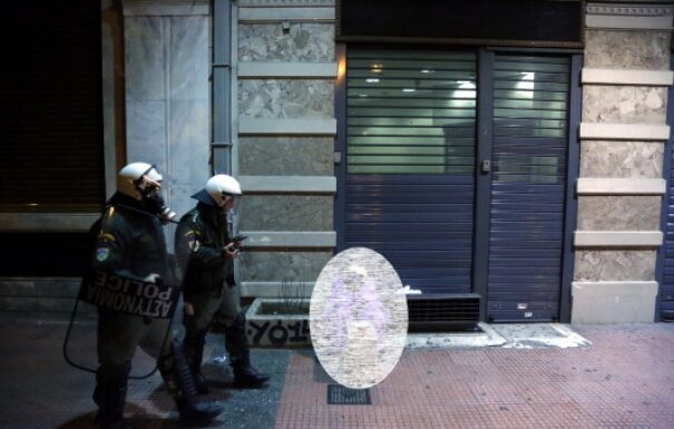 Απίστευτη εικόνα: Δεν φαντάζεστε τι στέκεται δίπλα στα ΜΑΤ!