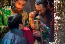 Σκηνές που προκαλούν δέος – Δείτε τι έκανε ένας ιερέας όταν έπεσε το Ιερό Δισκοπότηρο…