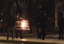 Καίγεται το κέντρο της Αθήνας – Έκαψαν την Ελληνική σημαία! (ΦΩΤΟΡΕΠΟΡΤΑΖ)