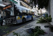 «Ο άντρας μου έμεινε μισός» ξεσπά η σύζυγος του άνδρα που ακρωτηριάστηκε από λεωφορείο στον Πειραιά