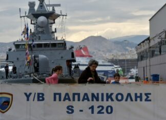 ΛΙΜΑΝΙ ΠΕΙΡΑΙΑ: Πλήθος κόσμου επισκέφτηκε τα πλοία του Πολεμικού Νατικού (Φωτο)