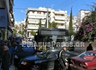 ΤΩΡΑ: ΣΟΒΑΡΟ ΤΡΟΧΑΙΟ στον Πειραιά – Λεωφορείο παρέσυρε άνθρωπο και αυτοκίνητα
