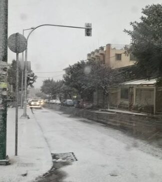 Χιόνια στην Αθήνα: Χιονοθύελλα ΤΩΡΑ στη Λυκόβρυση – Το «έστρωσε» μέσα σε λίγα λεπτά