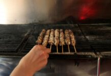 Viral ο ιδιοκτήτης σουβλατζίδικου – Δείτε τι έκανε όταν του απαγόρευσαν να βγάλει τραπεζάκια (Φωτο)