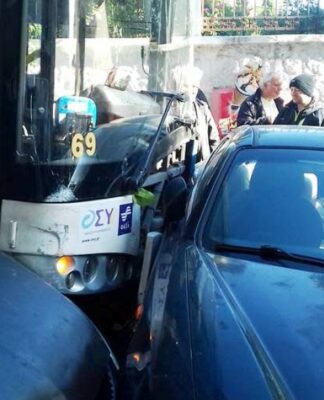 ΤΡΟΧΑΙΟ ΣΤΟΝ ΠΕΙΡΑΙΑ: Δείτε πόσα αυτοκίνητα παρέσυρε το λεωφορείο μέχρι να σταματήσει