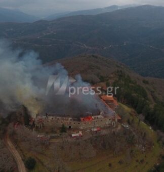 ΣΟΚ: Η φλεγόμενη Μονή της Βαρνάκοβας από ψηλά !