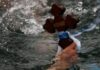 Θεοφάνεια: Έπιασε τον σταυρό για πρώτη φορά και έγινε viral – Δείτε γιατί (pic)