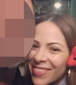 Έλληνας παρουσιαστής δελτίου ειδήσεων ποζάρει αγκαλιά με τη σύζυγό του!