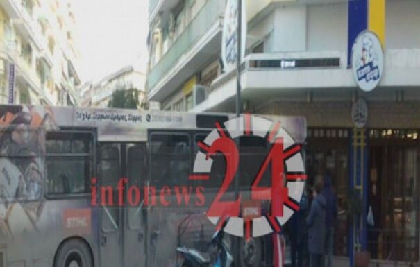 Σέρρες: Απίθανο τροχαίο με λεωφορείο – Κόλλησε το γκάζι και μπήκε μέσα σε κατάστημα