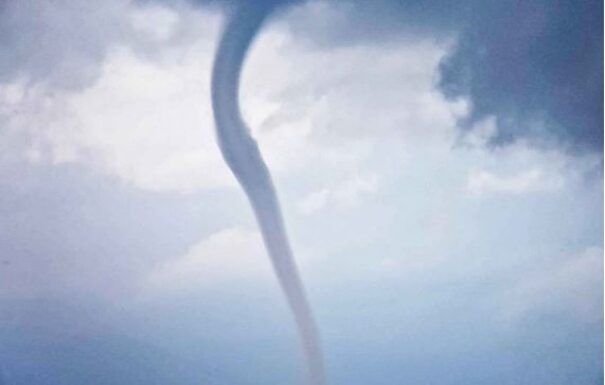 ΑΠΙΣΤΕΥΤΗ ΕΙΚΟΝΑ: Το φαινόμενο «tornado» ορατό από τη Σαλαμίνα (Φωτο)