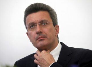 ΕΙΝΑΙ ΟΡΙΣΤΙΚΟ: Ο Νίκος Χατζηνικολάου παρουσιαστής δελτίου ειδήσεων