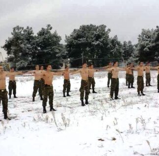 Έλληνες καταδρομείς στη Δράμα αψηφούν το χιόνι και γυμνάζονται γυμνοί!