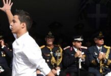 Ξέρετε που βρίσκεται σήμερα ο νεαρός που μούτζωσε επισήμους σε παρέλαση; Δείτε ΕΔΩ!