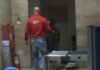 Αυτή είναι η μάνα που εγκατέλειψε τα κοριτσάκια στην Πάτρα (Βίντεο)