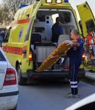 Μετωπική νταλίκας – Ι.Χ. στη Λαμία: Απεγκλωβίστηκε εν μέσω βροχής ο οδηγός