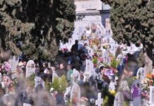 Το τρισάγιο στον τάφο του Παντελή, η βουβή μάνα και η απουσία του πατέρα