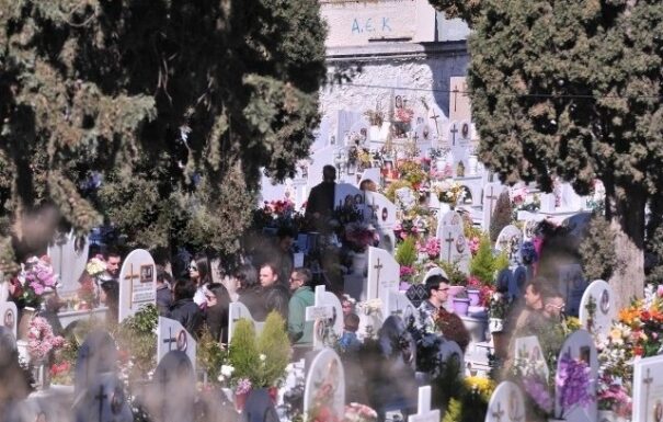 Το τρισάγιο στον τάφο του Παντελή, η βουβή μάνα και η απουσία του πατέρα